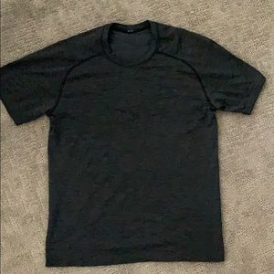 Lululemon Men M workout shirt